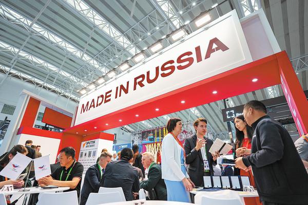 Visitors talk during the 10th China-Russia Expo, which opened on Sunday in Harbin, the capital of Heilongjiang province in Northeast China. With a total exhibition area of 55,000 square meters, the five-day event has attracted more than 1,500 companies from 46 countries and regions. WANG JIANWEI/XINHUA