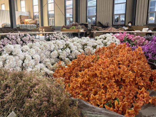 Different silk flowers produced by Qiang Dongdong Artificial Flower. (Photo by Yan Dongjie/for chinadaily.com.cn)
