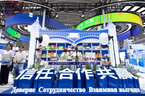 Attendees visit the 10th China-Russia Expo in Harbin, northeast China's Heilongjiang Province, May 17, 2026. The 10th China-Russia Expo opened to the public on Sunday. (Xinhua/Zhang Tao)