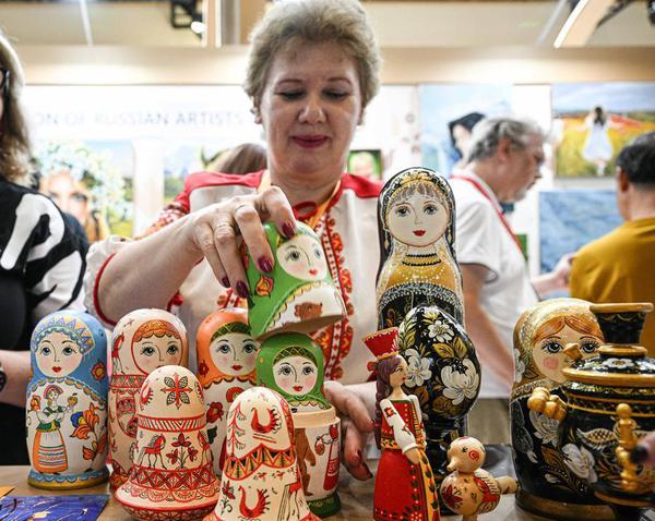 An exhibitor displays handicrafts from Russia during the sixth China International Consumer Products Expo (CICPE) in Haikou, south China's Hainan Province, April 16, 2026.(Xinhua/Pu Xiaoxu)