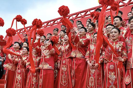 Love fills '520' romance spots across China