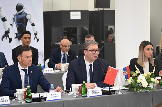 Serbian president meets representatives of Chinese companies in Zhejiang