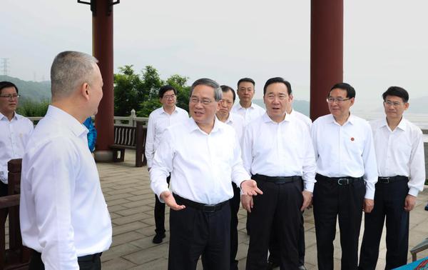 Chinese Premier Li Qiang hears officials' reports on work related to petroleum at a reserve facility and inquires about the construction and operation of related projects in Zhoushan, east China's Zhejiang Province, on May 26, 2026. (Xinhua/Huang Jingwen)