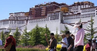 People celebrate holy month of Saga Dawa in Lhasa