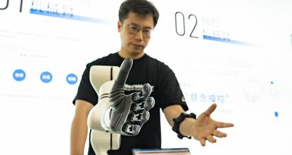 Chinese, foreign media tour Hangzhou to explore tech and industrial innovation