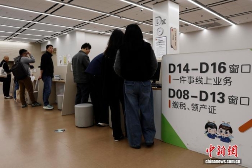 Citizens in Shanghai at a real estate trading center in Minhang District, Shanghai. (Photo: Yin Liqin/ China News Service)