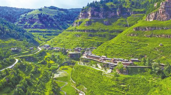 Wanghuagou, an ancient village perched on the cliff face on Guancen Mountain, Xinzhou. CHINA DAILY