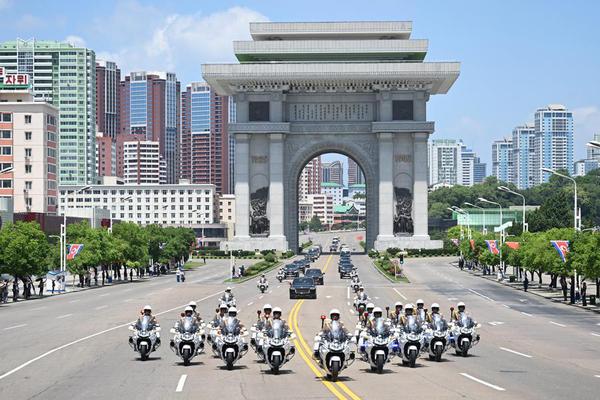 Flowers and cheers greet Xi in Pyongyang