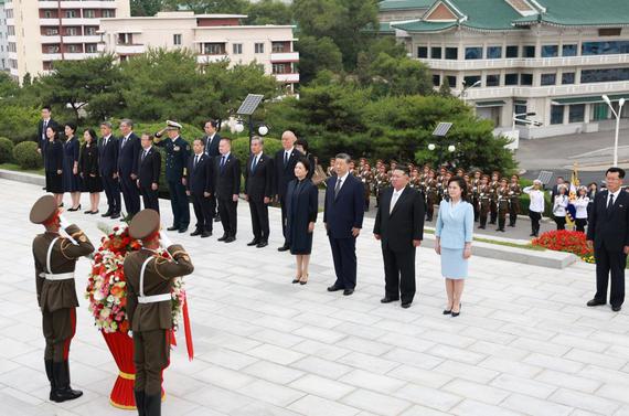 Xi Jinping, general secretary of the Communist Party of China Central Committee and Chinese president, pays homage to the China-DPRK Friendship Tower with his wife Peng Liyuan, in the company of Kim Jong Un, general secretary of the Workers' Party of Korea and president of the State Affairs of the Democratic People's Republic of Korea (DPRK), and Kim's wife Ri Sol Ju, in Pyongyang, the DPRK, June 9, 2026. (Photo/Xinhua)