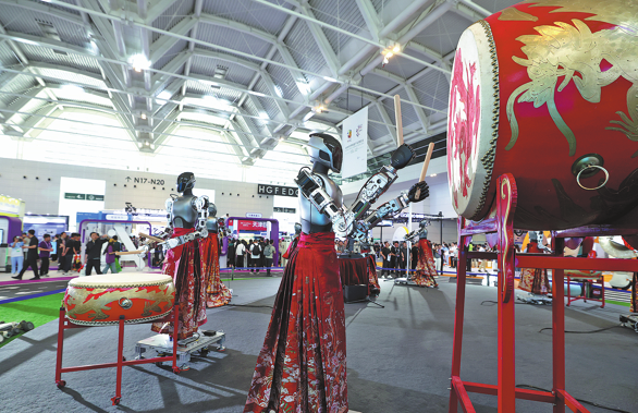 A humanoid robot band performs at a high-tech expo in Tianjin on May 28, 2026. (ZOU HONG/CHINA DAILY)