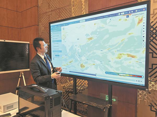 Tang Jian, a technician at the National Meteorological Center, demonstrates the MAZU platform during a meteorological forum in Beijing. ZHAO YIMENG/CHINA DAILY