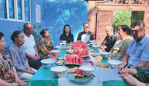 Officials and villagers gather to discuss local matters and legislative items in Hudiyayuz, a town in the Ili Kazak autonomous prefecture in Xinjiang Uygur autonomous region, on April 28. CHINA DAILY
