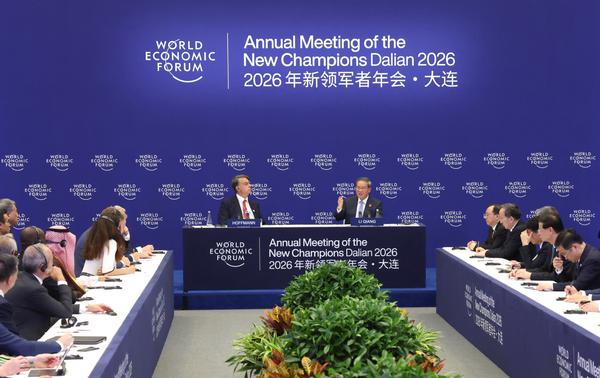 Premier Li Qiang (center, right) attends a symposium and exchanges ideas with business representatives on Wednesday at the 17th Annual Meeting of the New Champions of the World Economic Forum, also known as the Summer Davos forum, in Dalian, Liaoning province. (ZOU HONG / CHINA DAILY)