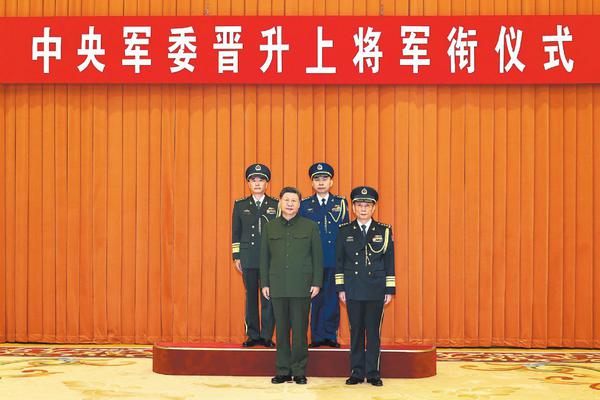 Xi Jinping (front row, left), chairman of the Central Military Commission, and Zhang Shengmin (front row, right), vice-chairman of the CMC, pose for a photo on Friday with two senior People’s Liberation Army officers promoted to the rank of general after Xi presented them with the certificates of order during a ceremony in Beijing. (Photo/Xinhua)