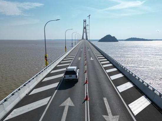 Chinese-built Lupar Cross-Sea Bridge opens to traffic in Malaysia