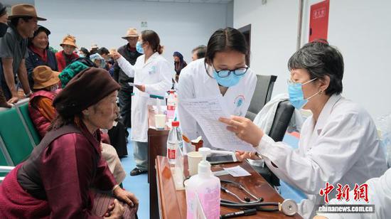 Nearly 1,000 doctors arrive in Xizang to deliver free medical care for local residents