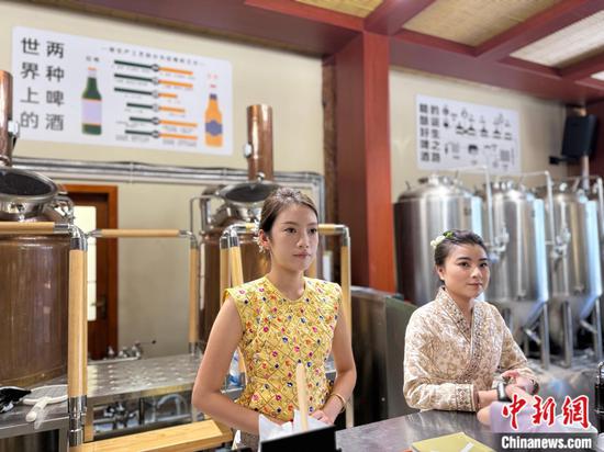 A local craft brewery in Sanman Village, Xishuangbanna, southwest China's Yunnan Province. (Photo: China News Network/Huang Fang)