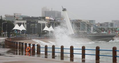 Super Typhoon Bavi brings high waves to Qingdao coast