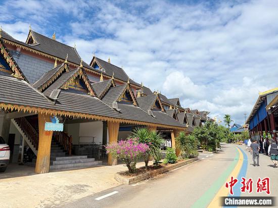 A Dai-style building in Sanman Village, Xishuangbanna, southwest China's Yunnan Province. (Photo: China News Network/Huang Fang)