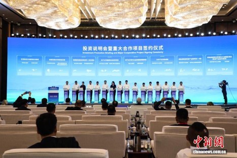 Representatives from Qinghai Province and Kazakhstan’s Almaty Region at a signing ceremony on Wednesday. (Photo: China News Service)