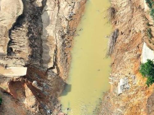 Flood-hit road reopens after 30-hour repair effort in south China's Guangxi