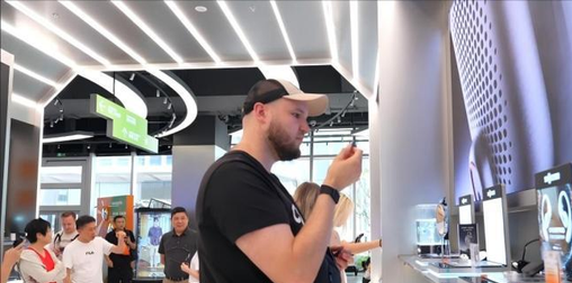 AI application store draws crowds in Shanghai