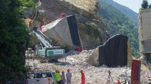 Insurance companies provide emergency support after landslide in Chongqing