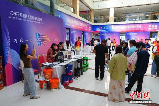 The livestream sales area for industrial products at the 2026 Xinji International Leather and Fur Fashion Week in Xinji, Hebei Province, July 19, 2026. (Photo: China News Service/Lou Yakun)