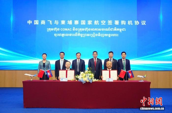 The signing ceremony for Air Cambodia’s agreement with COMAC to purchase 20 C909 aircraft in Shanghai, July 17, 2026. (Photo/COMAC)