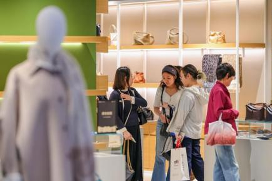 Hainan's duty-free shopping market gains momentum in summer