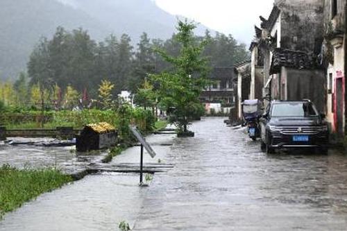 South China braces for heavy rain as northern areas experience thunderstorms