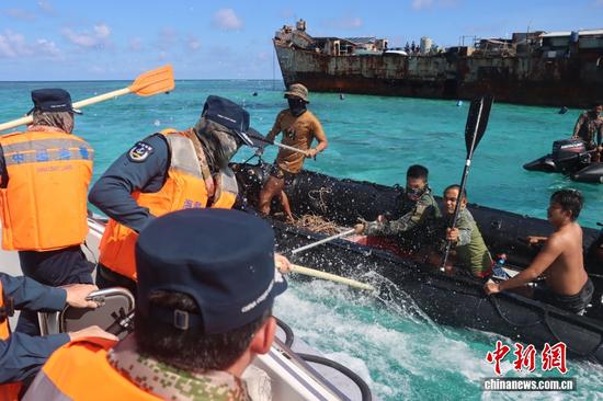 Philippine military personnel deliberately provoke CCG law enforcement officers. (Photo provided to China News Service)