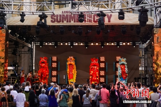 Performers present lion dances on the opening day of China Art Week, July 22, 2026. (Photo: China News Service/Wang Fan)