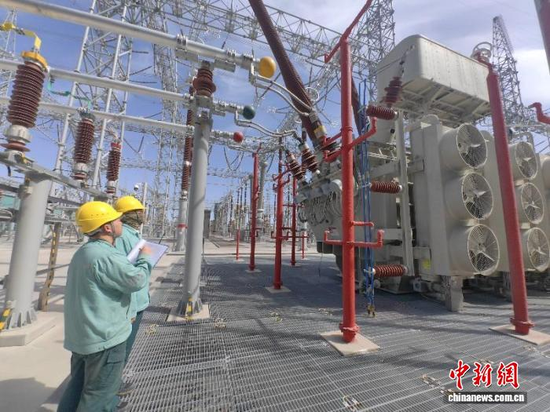 Employees of State Grid Xinjiang’s extra-high-voltage branch conduct a routine inspection at the Barkol Converter Station on July 17, 2026. (Photo: China News Service/Guo Lingkai)