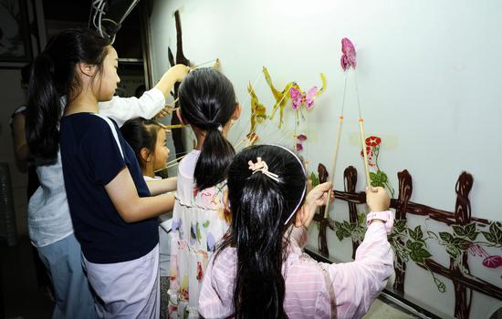 Youth enjoy performance of shadow puppetry and marionette in north China