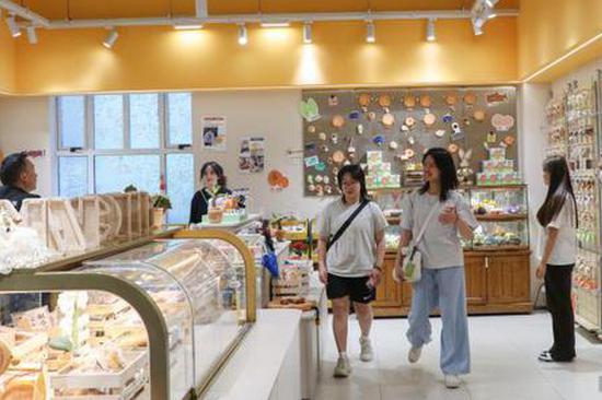 Xinjiang naan transformed into trendy collectibles, winning over tourists