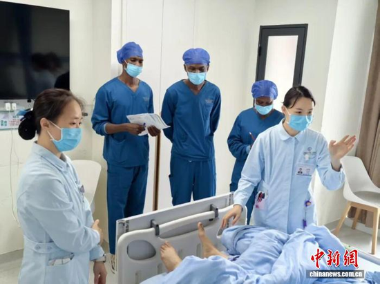 Nigerien health professionals attend a training session at the First Affiliated Hospital of Guangxi Medical University. (Photo courtesy of the hospital)