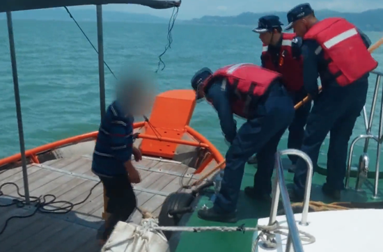 Elderly man rescued after drifting at sea for 24 hours off Fujian coast