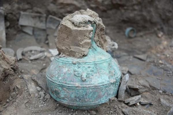 A bronze vessel containing a cereal-based alcoholic beverage.（Photo: Ningxia Institute of Cultural Relics and Archeology）