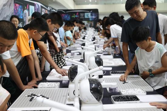 Residents enjoy AI-powered games at robot expo in Yinchuan