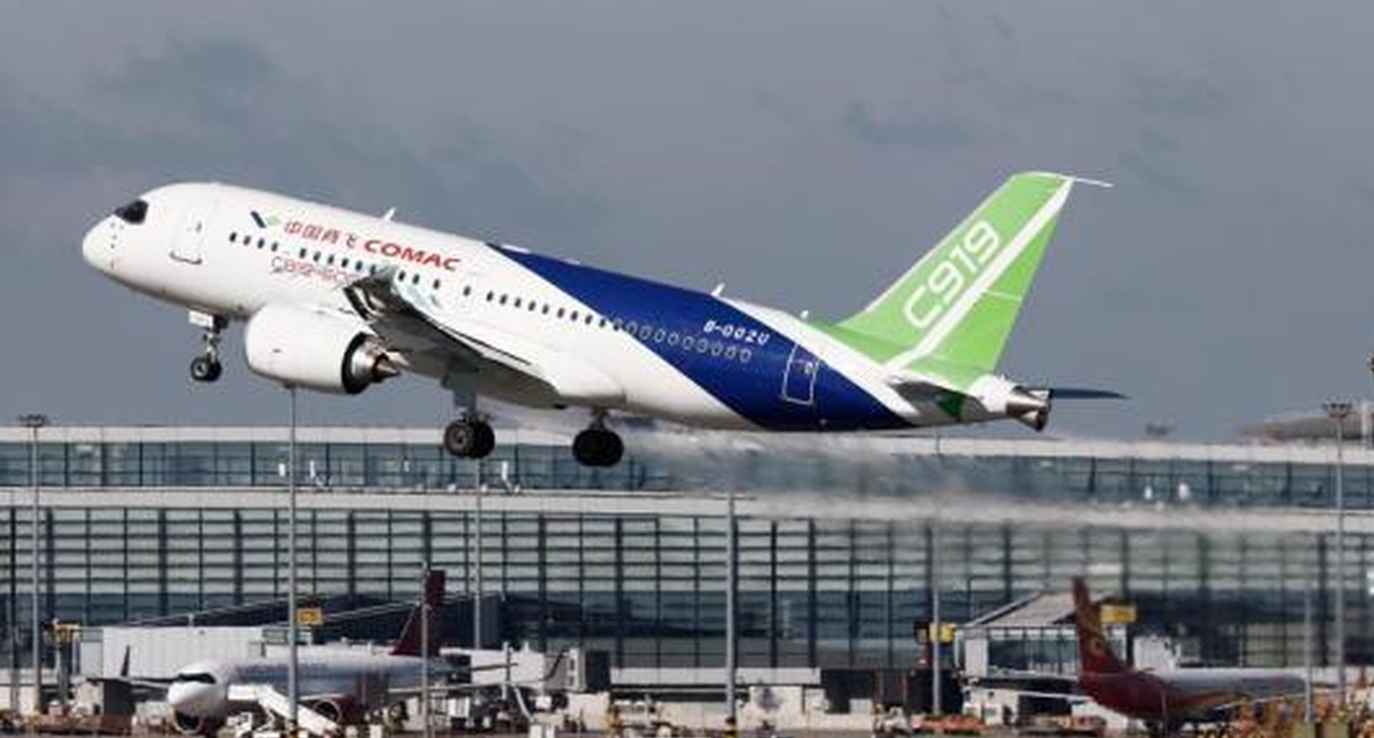 China's domestic flight fuel surcharges fall again