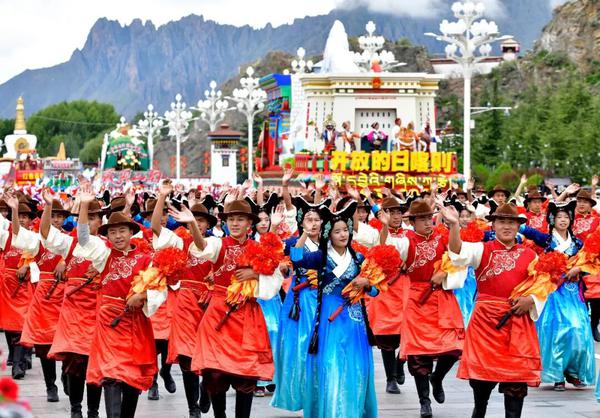 A grand public parade is held during a celebration marking the 60th founding anniversary of Xizang Autonomous Region at the Potala Palace square in Lhasa on Aug. 21, 2025. (Photo: China News Service/ Li Lin)