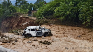 The vehicle driven by Li Yang and Li Guifu during their flood inspection, August 1, 2026. (Photo: nanzheng.gov.cn)
