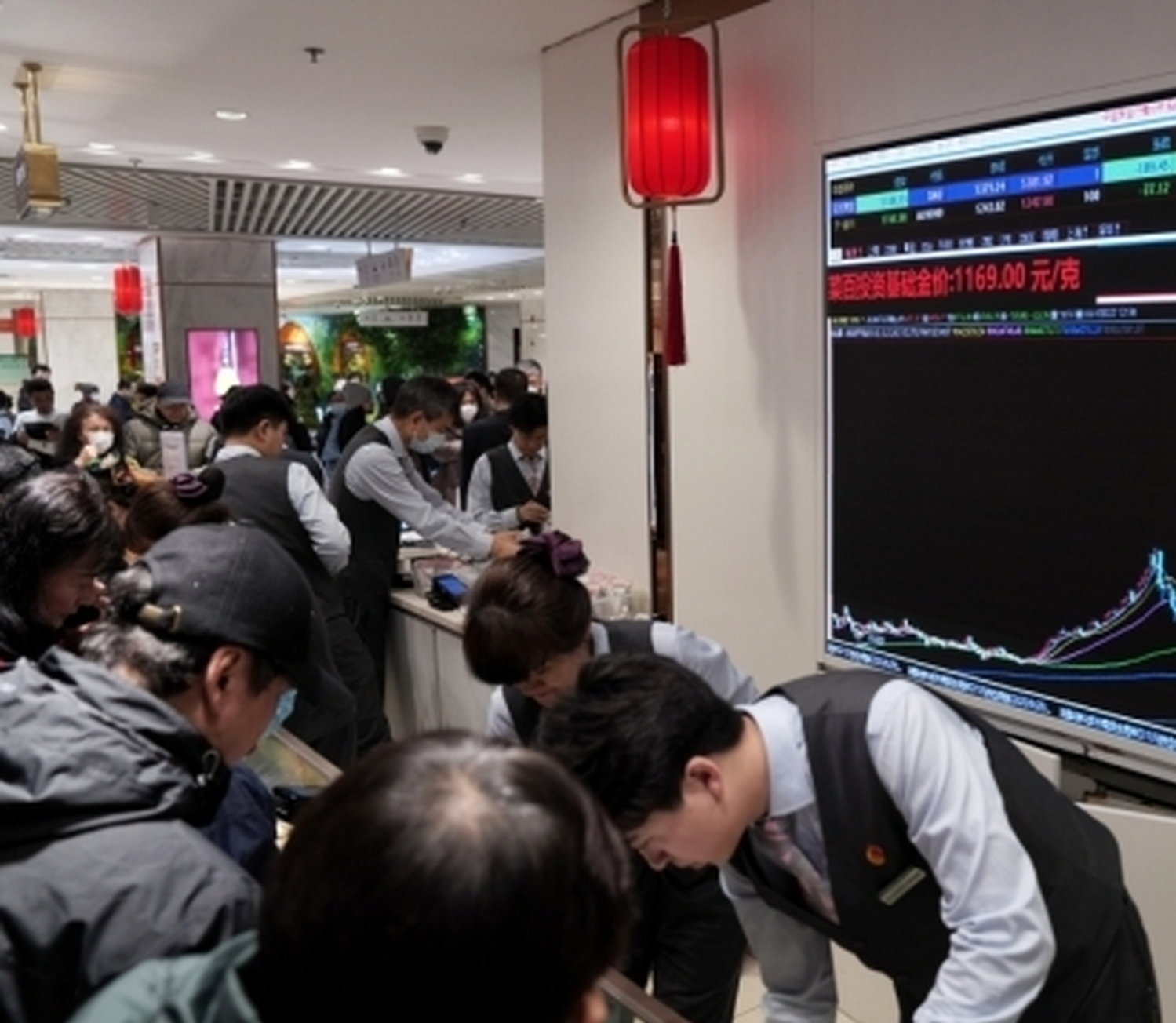 China's gold investment demand rises as jewelry buying weakens