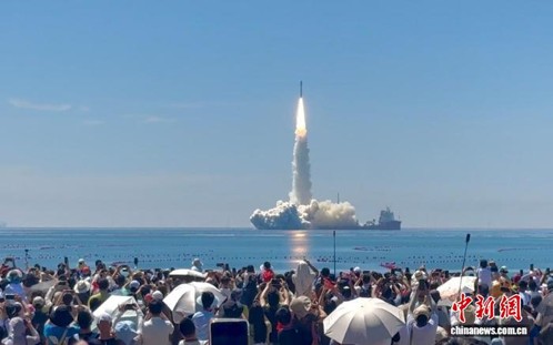 Visitors watch the launch of the Smart Dragon-3 Y12 carrier rocket near Haiyang, Shandong Province, August 5, 2026. (Photo: China News Service/ Wang Jiaoni)