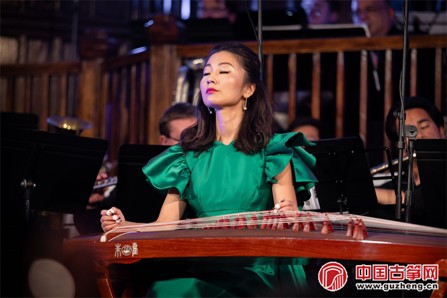 He Beibei performs a guzheng piece. (Photo: guzheng.cn)
