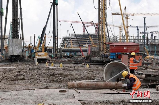 The construction site of the Pudong Airport expansion. (Photo: China News Service/ Yin Liqin)
