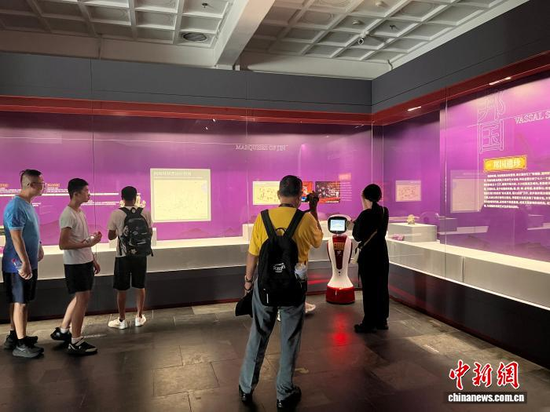 An intelligent guide robot provides commentary for visitors at the Summer Palace Museum in Beijing on Aug. 6, 2026. (Photo: China News Service)
