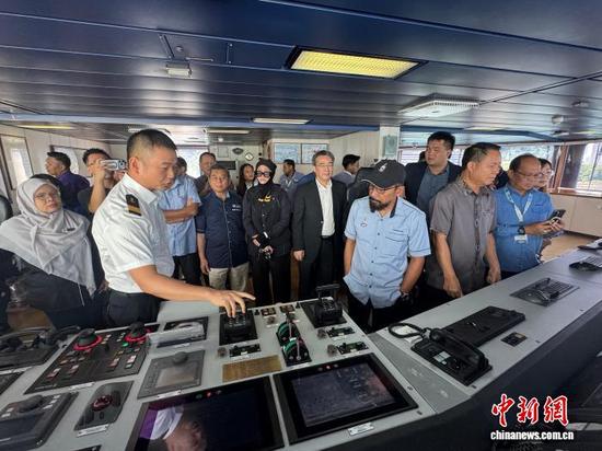 Crew members aboard the research vessel Tan Kah Kee give introductions to visitors, August 6, 2026. (Photo: Xiamen University)