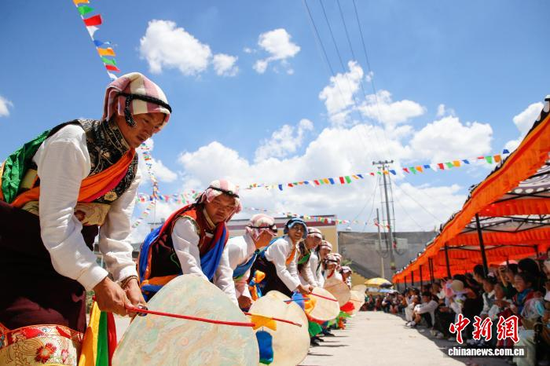 Villagers dance to celebrate the Regong June Festival in Tongren, Qinghai, August 6, 2026. (Photo: China News Service/Ma Mingyan)